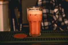 玻璃让人耳目一新含酒精的鸡尾酒橙色汁冰酒吧计数器