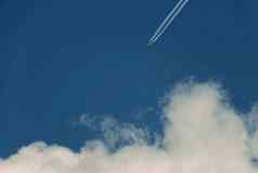 飞机航迹云飞行毛茸茸的积云云蓝色的天空