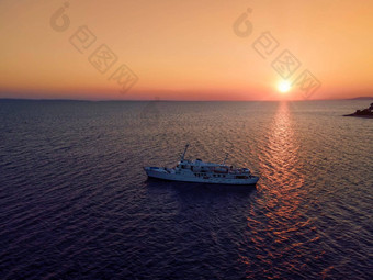橙色日落巡航船无人机拍摄地中海希腊景观