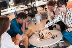 多民族集团业务人玩国际象棋打破放松区域现代启动办公室