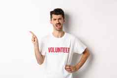失望志愿者显示坏促销提供坚持舌头扮鬼脸恶心指出手指左穿组织t恤白色背景