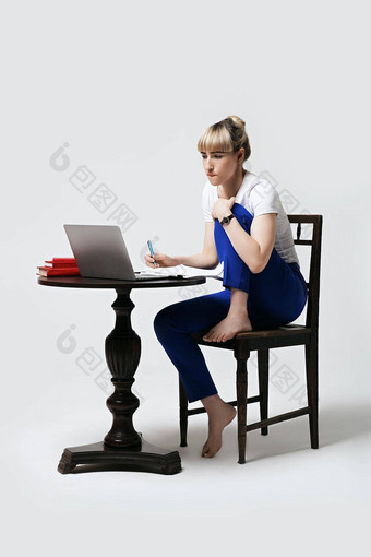集中年轻的女学生咬唇坐着桌子上工作研究<strong>远程</strong>在线遥远的<strong>学习远程</strong>工作首页孤立的白色背景