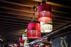 室内现代餐厅吊灯挂木梁天花板