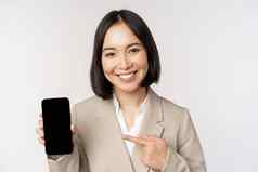 肖像企业亚洲女人显示智能手机应用程序接口移动电话屏幕站白色背景