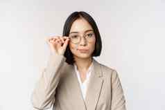 专业亚洲女商人眼镜自信相机站权力构成白色背景
