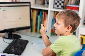 年轻的学校男孩工作首页移动PC类笔记研究虚拟类距离教育学习电子学习在线学习概念