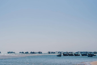 苍白的粉红色的紫色的灰色的语气海景清晰的天空视图真正的自然<strong>美背</strong>景电动机船帆停靠浅水边缘沙子海滩湾平静涟漪海钓鱼生活风格旅行休闲旅行