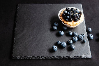 蛋挞蓝莓黑色的背景自然石头
