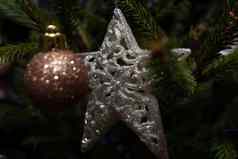 闪亮的银明星针绿色圣诞节树玩具节日背景