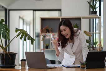 <strong>企业</strong>家美丽的业务亚洲<strong>年</strong>轻的女人工作移动PC<strong>庆</strong>祝首页工作成功快乐的幸福小业务启动概念