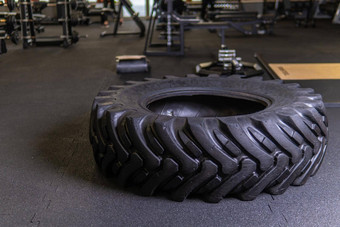 轮胎黑色的背景大锤谎言它成长<strong>健身</strong>轮大锤锻炼<strong>健身</strong>体育运动适合锻炼<strong>健身</strong>重轮胎活跃的活动设备在室内
