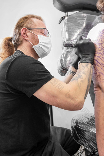 沙龙纹身关闭纹身艺术家工作纹身艺术家使纹身工作室