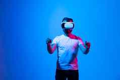 男人。耳机站持有虚拟空间未来技术在线游戏虚拟现实娱乐研究模拟虚拟世界