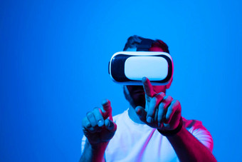 有胡子的男人。玩在线视频游戏元宇宙朋友虚拟现实护目镜触摸手未来技术概念