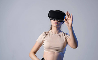 增强现实科学未来技术概念年轻的浅黑肤色的女人女人眼镜虚拟现实霓虹灯光未来主义的眼镜虚拟投影