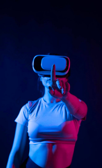 现代架构师虚拟现实眼镜工作场所触摸虚拟世界女人工作护目镜霓虹<strong>灯光设计</strong>师工作工作室