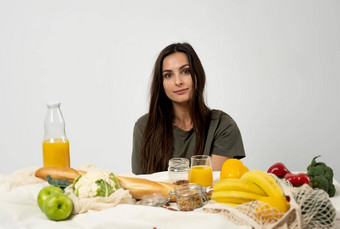 快乐女人绿色t恤网生态袋健康的素食主义者蔬菜水果面包零食健康的吃素食者概念