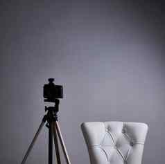 相机三脚架白色古董扶手椅
