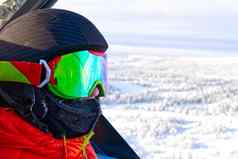 年轻的男孩阿尔卑斯山脉少年滑雪护目镜滑雪度假胜地反射滑雪护目镜