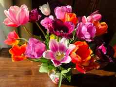 春天浪漫的花束花园色彩斑斓的郁金香室内