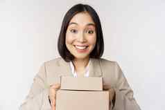 图像亚洲女售货员业务女人给盒子订单交付客户站西装白色背景
