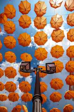 色彩斑斓的橙色雨伞隔离白色背景