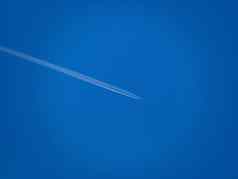 美丽的图片白色飞机飞行小道蓝色的天空