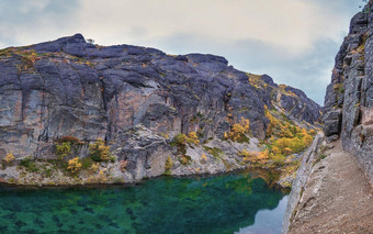 翡翠湖希比尼山湖翡翠水岩石海岸