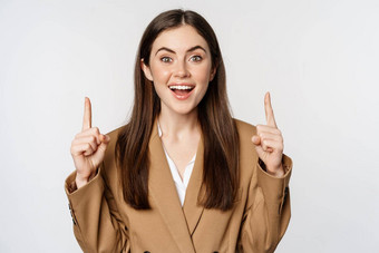 肖像女企业家企业女人指出手指微笑自信显示广告标志前白色背景