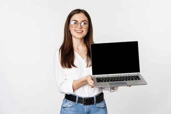 年轻的女人眼镜显示移动PC<strong>屏</strong>幕展示<strong>促销</strong>电脑网站商店站白色背景