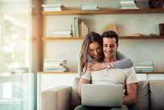 显示爱日常简单的方法拍摄年轻的女人拥抱丈夫移动PC沙发首页