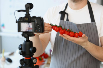 <strong>视频</strong>博客老板显示成熟的西红柿成分男人。围裙记录红色的蔬菜