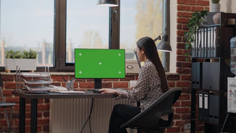 亚洲女人水平绿色屏幕电脑