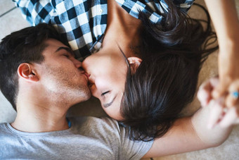 厨房地板上吻吻拍摄快乐年轻的夫妇休息地板上移动房子