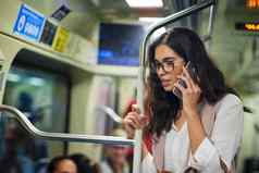 调用帮助上下班裁剪拍摄年轻的有吸引力的女人调用火车上下班
