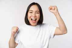肖像热情的亚洲女人赢得庆祝并提高手实现目标成功站白色背景