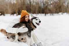 肖像女人在户外场冬天走狗生活方式