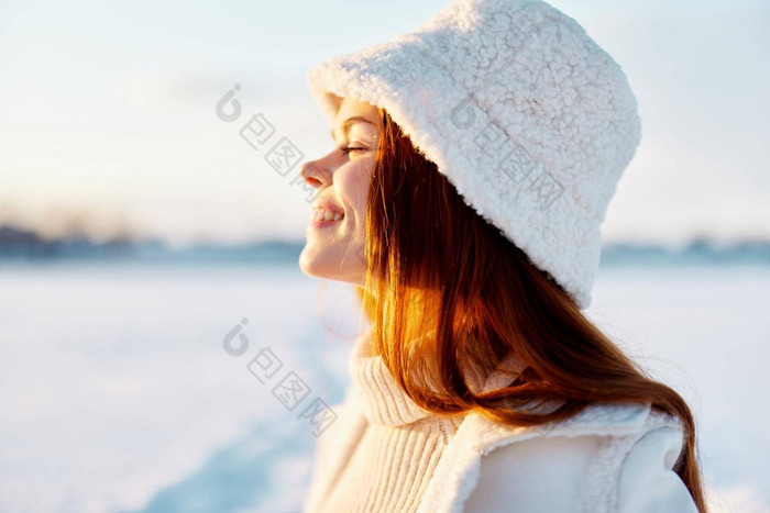 年轻的女人冬天衣服走雪冷假期新鲜的空气