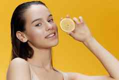 肖像女人一半柠檬维生素健康美容黄色的背景