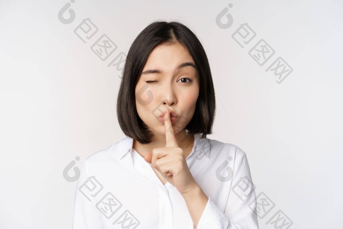 关闭肖像年轻的亚洲女人使嘘嘘嘘标志新闻手图片-包图网企业站