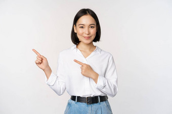 图像微笑年轻的办公室夫人亚洲业务企业家指出手指左显示客户端信息图表横幅复制空间白色背景