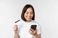 在线购物快乐亚洲女人信贷卡智能手机应用程序支付网站移动电话白色背景