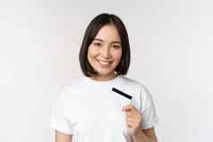 肖像朝鲜文微笑女孩银行客户端显示信贷卡快乐脸站白色背景