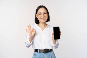 图像亚洲女商人显示智能手机屏幕应用程序接口<strong>标志推荐</strong>应用程序移动电话站白色背景