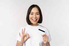 微笑朝鲜文女孩显示标志推荐信贷卡复制空间银行站T恤白色背景