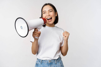 亚洲女孩大喊大叫扩音器年轻的积极分子抗议大声扬声器使公告白色背景