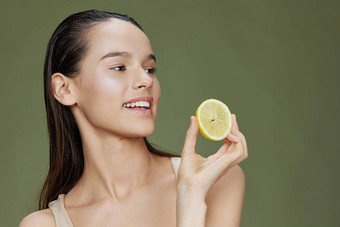 浅黑肤色的女人柠檬维生素健康美容特写镜头生活方式