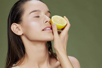 浅黑肤色的女人柠檬脸清洁皮肤护理健康孤立的背景