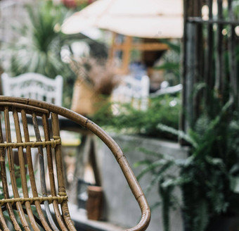 垂直舒适的花园开放空气热带风格阳台木椅子藤柳条生态家具温暖的情绪夏天自然一天现代装饰室内大气放松户外娱乐餐厅区域咖啡馆
