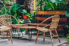 舒适的花园开放空气热带风格阳台木板凳上椅子表格藤柳条生态家具温暖的情绪夏天自然一天现代装饰室内大气放松户外娱乐餐厅区域
